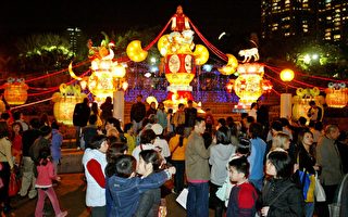 大批市民昨晩到九龙公园观赏制作精巧、栩栩如生的花灯。（大纪元记者吴琏宥摄）
