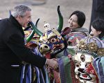 美國總統布什去年11月21日旋風式到訪蒙古(PAUL J.RICHARDS/AFP/Getty Images)