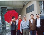 贵州民主人士今年5月26日迎接陈西出狱，左起：曾宁、黄燕明、陈西、卢勇祥、廖双元 (大纪元)