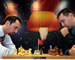 托帕洛夫(Veselin Topalov)(左)在荷兰一场比赛中与美国棋手甘维珍(Gata Kamsky)对弈 (AFP/Getty Images 2006-1-14)