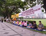 在雅加達中國大使館前的「聲援亞太維權接力絕食」活動。（大紀元）