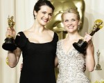 瑞秋怀兹(Rachel Weisz )(左) 和最佳女主角芮丝薇斯朋( Reese Whitherspoon)/AFP/Getty Images