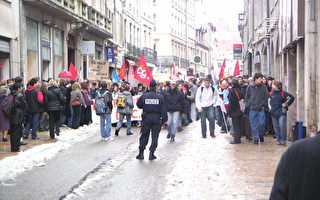 全法近50万人游行 反对新工作合同制
