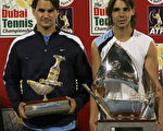 西班牙的纳逹尔（ Rafael Nadal） (右)在3月4日于迪拜打败球王瑞士的费德瑞草(Roger Federer)/AFP/Getty Images