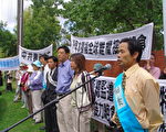 2月13日，墨尔本声援团在中国驻墨尔本总领馆前拉开了维权绝食行动，图为张伟强发言。（大纪元）