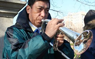 3月15日﹐著名歌唱家關貴敏先生在美國華盛頓白宮前的拉菲葉廣場( Lafayette Square )吹奏小號﹐呼喚民眾關注“蘇家屯”秘密集中營的暴行。(大紀元記者麗莎攝影)