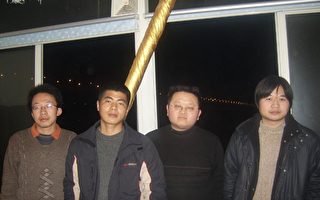 吕新华(左二)及友人(大纪元)
