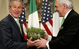 愛爾蘭總理贈送布什三葉草