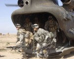 美軍第101空降師由直昇機運送在16日空降伊拉克薩邁拉，對反叛嫌疑份子展開襲擊。(Photo by Getty Images)