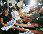 韓裔的魏成美(Michelle Wie)今年初在壇香山為球名簽名/Getty Images