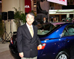圖：加拿大丰田公司總裁Kenji Tomikawa在2006年2月多倫多汽車展上（大紀元）