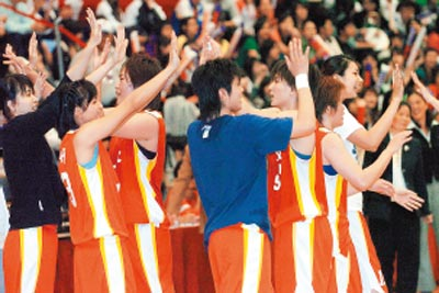 大專籃球聯賽女子組冠軍賽，文化大學擊敗北體奪冠，隊員相互擊掌慶賀。（自由時報記者簡榮豐攝）