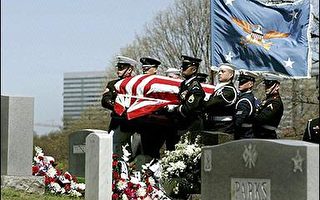 前美国防部长温伯格下葬  被誉为冷战斗士
