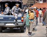 昨天在首都加德滿都實施宵禁的尼泊爾皇室政府，今天又將宵禁延長至白天，並警告違者將被射殺，當局此舉據信是為瓦解反國王賈南德拉的大規模示威活動。(圖片來源：法新社)