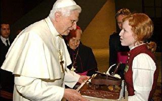 教宗本笃十六世接获庆贺他七十九岁生日蛋糕