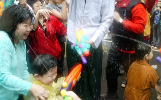 周锡玮参加台北县泼水节湿透  笑说遇水则发