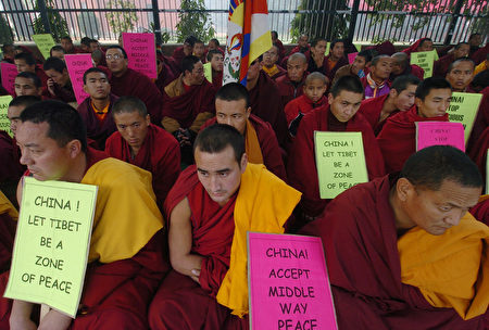 图为2005年12月底印度新德里的藏人喇嘛静坐抗议当时中共拘押西藏喇嘛数人。(AFP/Getty Images 图片)