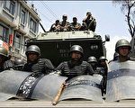 （法新社加德滿都二十二日電）尼泊爾國營電視台報導，在七黨反對聯盟於首都發動的民主抗爭進入第三週之際，政府再次對首都加德滿都實施宵禁與格殺令。