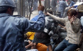 尼泊尔30万民众示威 警民冲突百人受伤