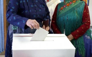 匈牙利选民参加议会决选投票