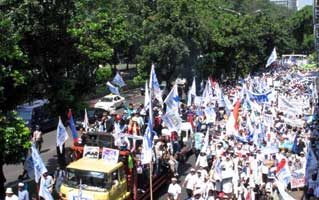 印尼10万工人上街示威 庆劳动节 反修法