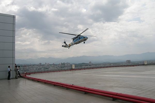 台湾海军S-70C直升机高雄坠毁 4人受伤
