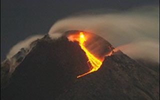 火山冒出熔岩 印尼强制三万余居民撤离