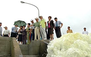 嘉县议会治水专案小组测试移动式抽水机