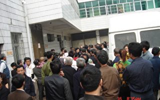 组图：记者阳小青案开庭 数百民众声援
