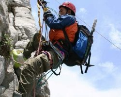 挑战世界高峰 探险王攀岩试身手
