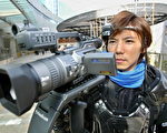 2004年2月4日，日本东京。一个穿着特制服装的职业摄影师在测试IPv6一条龙操作。在测试中，他数码摄像机获取的图像直接输入手提电脑，而电脑又将图像信号通过与IPv6兼容的无线网络传输到终端。（TORU YAMANAKA/AFP/Getty Images)