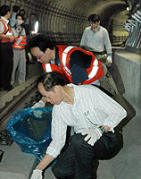 台北捷运主管以脚礼赞大地  捡拾隧道垃圾