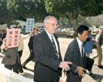 負責聯絡陳文英的FBI高級特工詹姆斯.史密斯(James J. Smith)走出法庭時，被抗議人群尾隨 (Getty Images 2003-5-12)