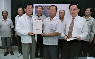 陈明文县长发放首张区划渔业权渔业执照