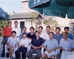 許萬平(前排左二)和其他民主人士朋友們在一起 (大紀元)