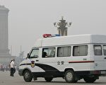 天安門嚴防    扣兩示威者