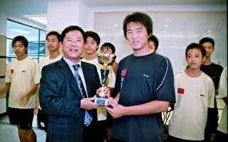 嘉义县巧固球代表队 献国际夺冠奖杯
