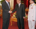 美国伦斯斐抵印尼会谈军事合作事务