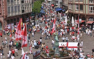 組圖：英國球迷佔領法蘭克福羅馬廣場
