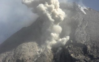 印尼梅拉比火山活動減緩但威脅依舊存在
