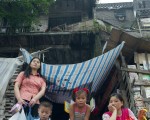 三峽居民在遷徒中途休息/AFP