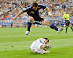 阿根廷中场罗德里格斯( Maxi Rodriguez)跳过塞尔维亚球员/AFP