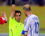 法國中場席丹(Zinedine Zidane)遭墨西哥籍裁判舉黃牌/AFP