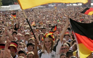 德厄之战:数十万德国球迷涌入柏林