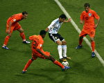 阿根廷队里克尔梅(Juan Riquelme)被荷兰队员重重包围。本场比赛阿根廷多名主力坐在替补席上休息，但中场核心里克尔梅仍然打了80分钟。(Michael Steele/Getty Images)