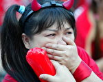 韩国女球迷委屈得哭了出来(Chung Sung-Jun/Getty Images)