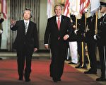 日本首相小泉純一郎美東時間29日抵達美國白宮，展開他與美國總統布殊最後一次峰會。小泉將於9月離任。（Brendan Smialowski/Getty Images）