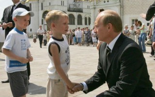 普京親吻小孩肚子 俄羅斯各報頭條報導