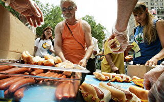 美国人国庆假日预计吃掉1.5亿条热狗