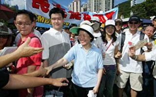 陈方安生携家人参加香港七一游行
